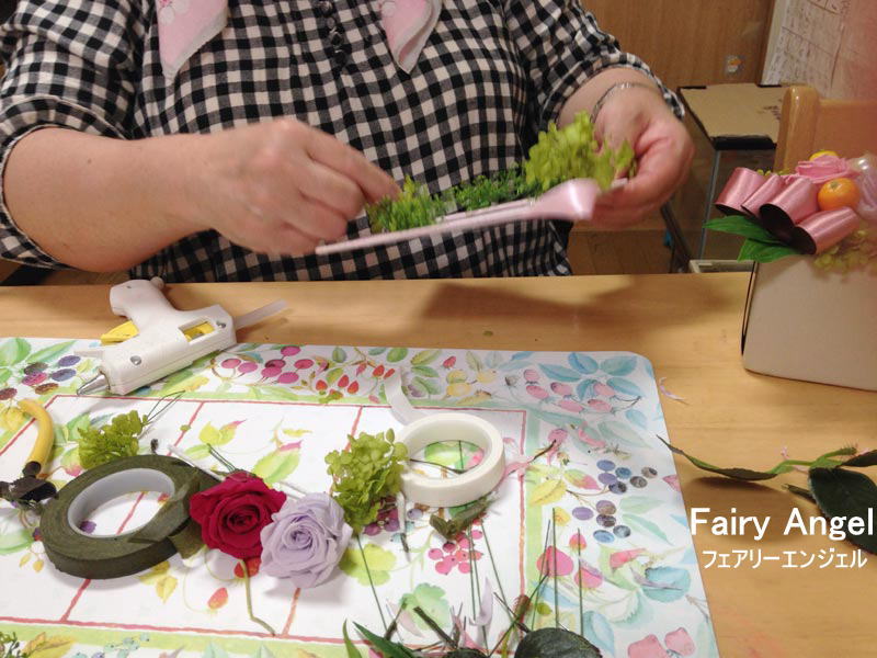 プリザーブドフラワーお教室で制作風景 - 東京都葛飾区にあるアレンジ教室　FairyAngel（フェアリーエンジェル）
