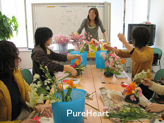 お花のお教室での制作風景 - 山口県下関市にあるアレンジ教室　Pure Heart